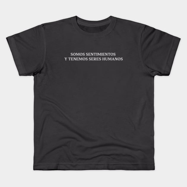 Somos sentimientos y tenemos seres humanos, silver Kids T-Shirt by Perezzzoso